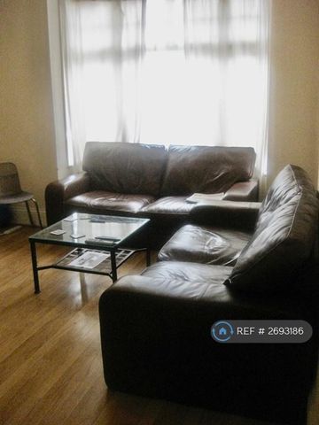 1 bedroom in a house share to rent - Photo 2
