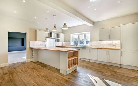 Spacious, attractive and versatile family home with wraparound garden and outbuildings, recently refurbished and well located in the very heart of Aldford village - Photo 3