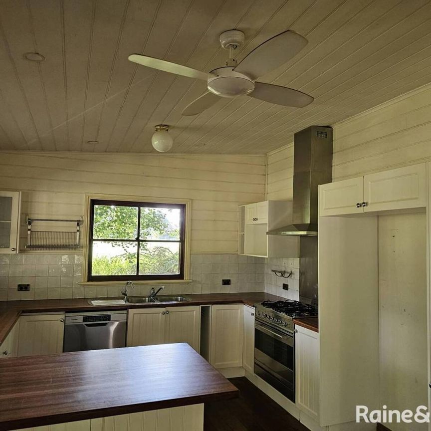 Charming 2-Bedroom Cottage - Photo 1