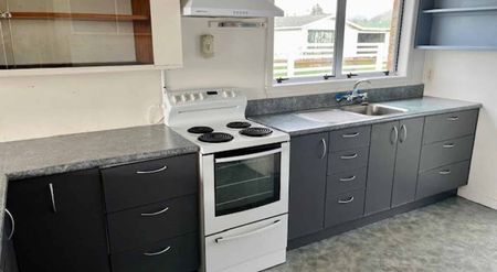 Waihi Farmhouse For Rent - Photo 3