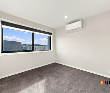Contemporary 3 Bedroom Townhouse - Photo 4
