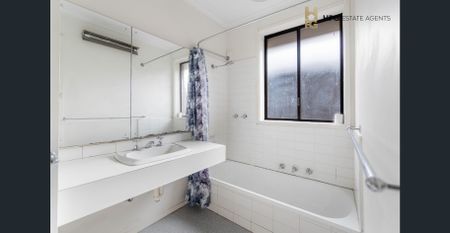 Sizable Living, Fantastic Location - Photo 3