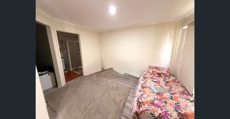 WELL APPOINTED 4 BEDROOM HOUSE IN COURT LOCATION! - Photo 5