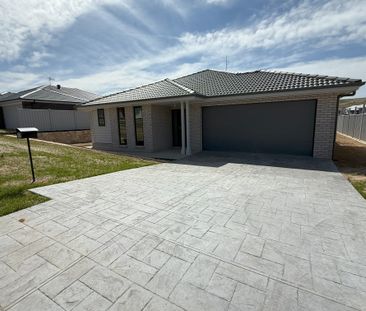 Luxury & Sustainability - Brand New Bugendore 4 bedroom Home - Photo 1