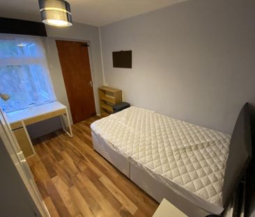 4 bedroom semi-detached house to rent - Photo 5