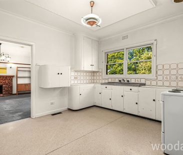 IDEAL HOME JUST MOMENTS FROM CHADSTONE SHOPPING - Photo 3