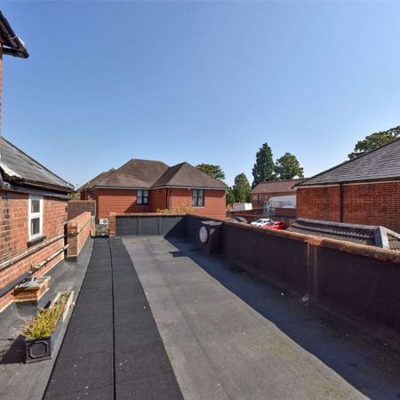 A two bedroom maisonette split over two floors, located on the Marlow High Street - Photo 3
