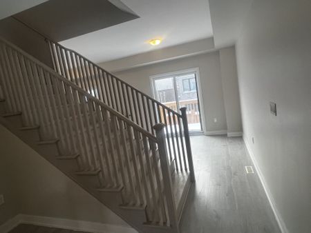 For Lease - 230 Prince William Way, Barrie, Ontario - Photo 3