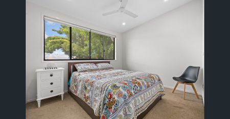 STYLISH, SPACIOUS LIVING WITH EXCEPTIONAL OUTDOOR APPEAL IN THE HEART OF COORPAROO - Photo 3