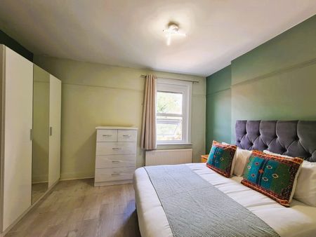 2 Bed Flat, Fairlop Road, E11 - Photo 2
