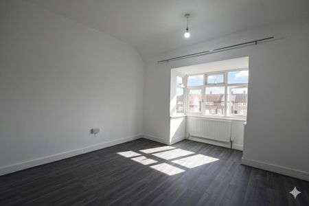 Straight Road, Romford, RM3 - Photo 3