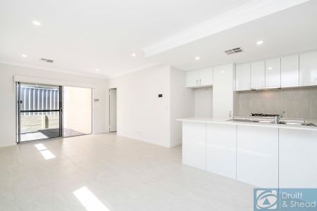 Modern & Bright Villa In Prime Location - Photo 2