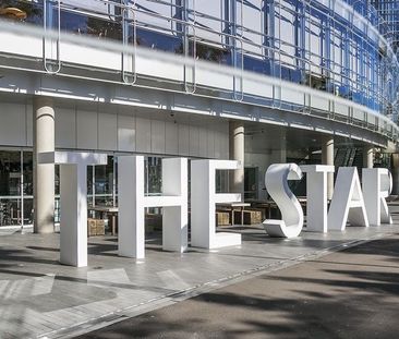 Contemporary Harbourside Haven Boasting Unmatched Convenience - Photo 2