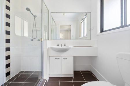 3-Bedroom Townhouse with Ensuite, Double Garage & Complex Pool - Photo 5