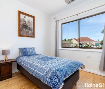 A prime location and a fabulous makeover… a home where the timeless... - Photo 5