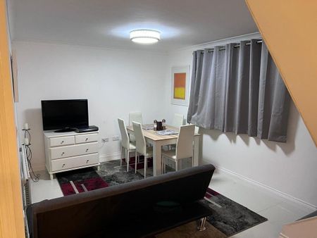 6 bedroom terraced house to rent - Photo 2