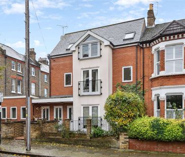 A stunning flat with its own street entrance, occupying the entire ... - Photo 6