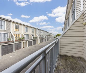 Beautiful Townhouse in Papatoetoe - Photo 3