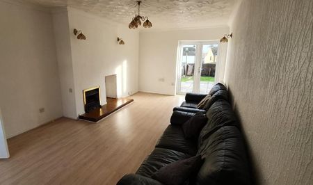 £1,400 PCM, Spacious Four Bedroom House with Off-Road Parking and Large Enclosed Garden in St David’s Crescent, Penarth, Vale of Glamorgan, CF64 3LZ - Photo 3