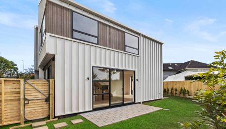 Modern Luxury - Unbeatable Location - Photo 2