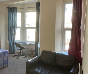 Room in a Shared House, Cairns Crescent, BS2 - Photo 1