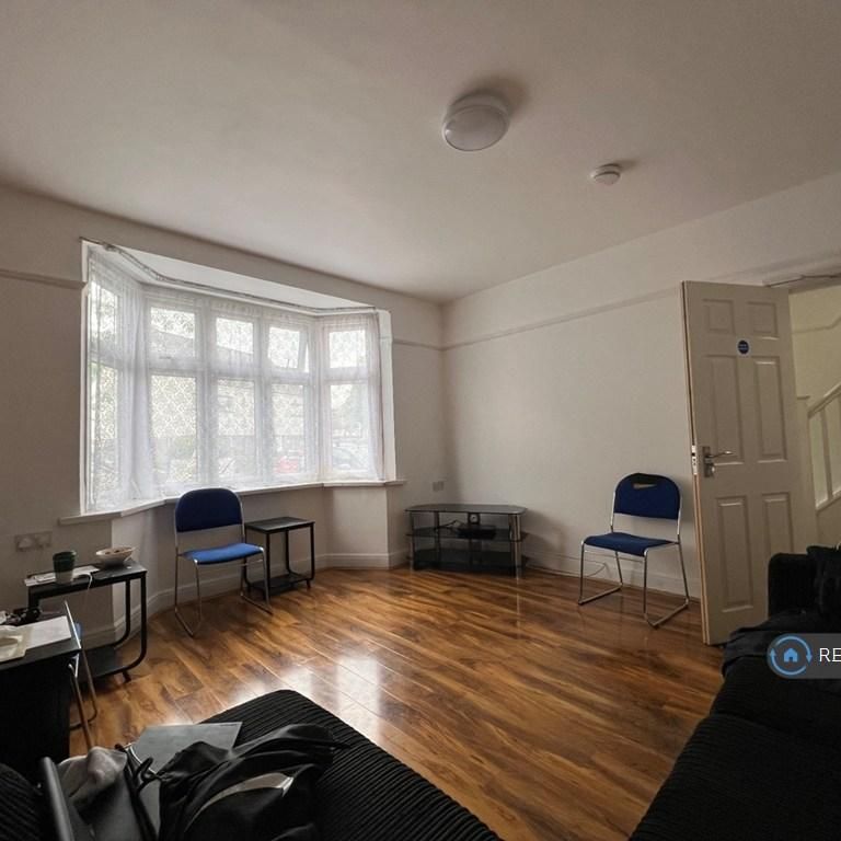 3 bedroom flat to rent - Photo 1