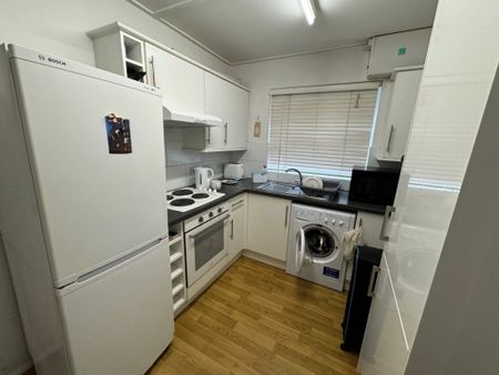 1 Bedroom Flat / Apartment - Millbrook Road East, Southampton - Photo 2