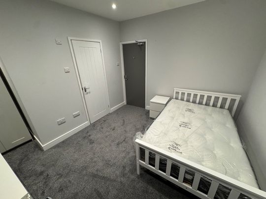 Room in a Shared House, Middle Street, SO14 - Photo 1