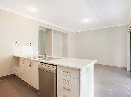 4 BEDROOM HOME WITH AIR CONDITIONING IN A QUIET STREET - Photo 3
