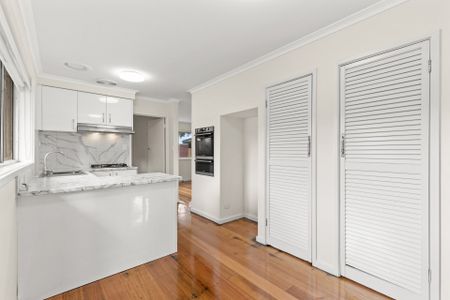 Spacious Family Living in Prime Mount Waverley Location - Photo 5