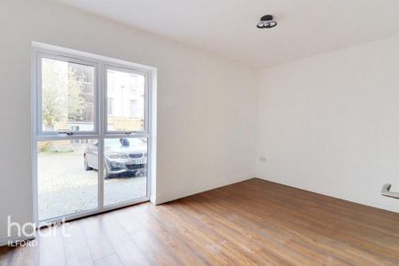 3 bedroom flat to rent - Photo 4