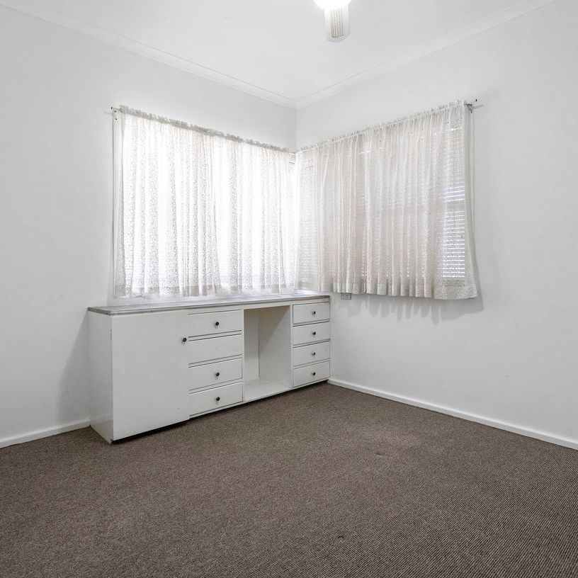 NEAT & TIDY, THREE BEDROOM HOUSE, IN CENTRAL LOCATION - WATER USAGE INCLUDED - Photo 1