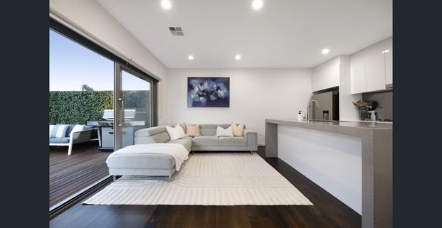 Sleek & Spacious Townhouse in a Quiet Oakleigh East Location - Photo 1