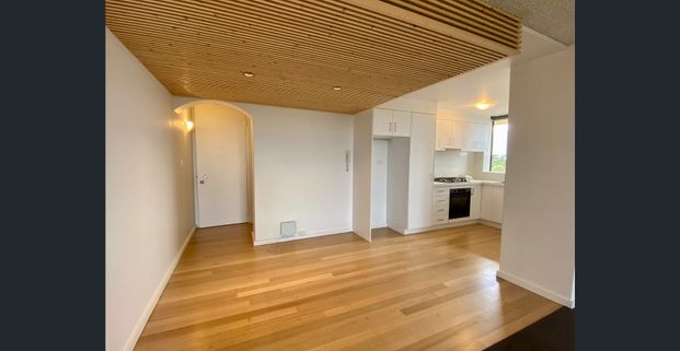 Bright & spacious with panoramic views - Photo 1