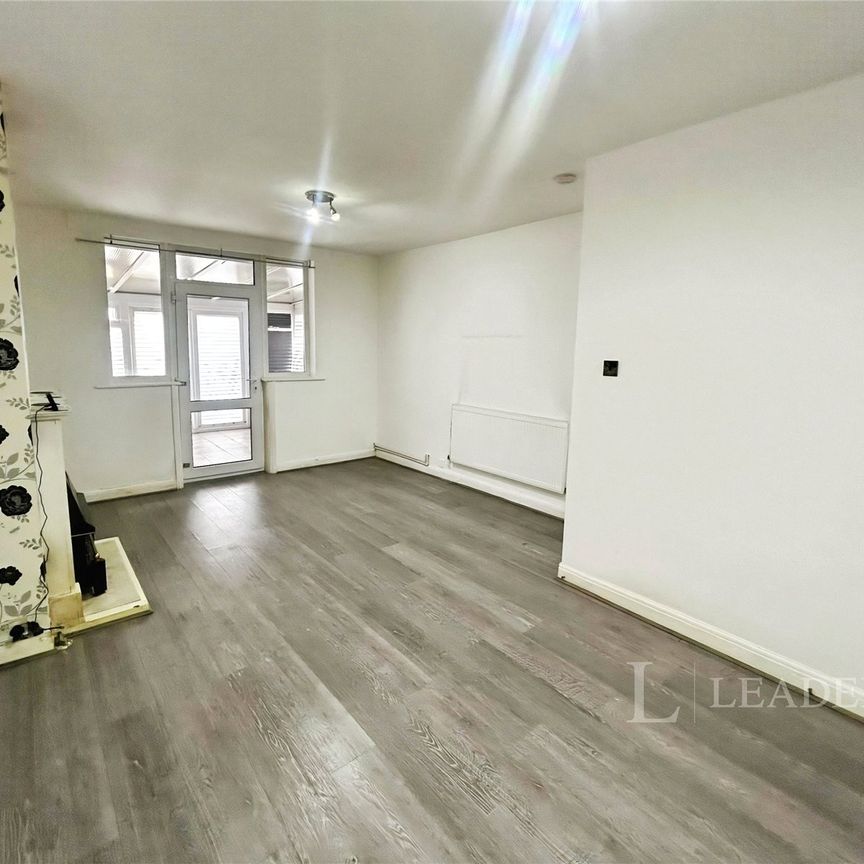 3 bedroom bungalow to rent Roman Road, Luton, Bedfordshire, LU4 - Photo 1