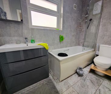 3 bedroom end of terrace house to rent - Photo 2