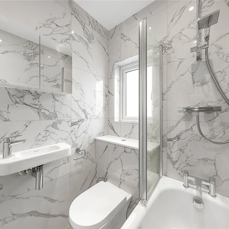 A well-proportioned two double bedroom maisonette situated on the first and second floor of this period house, located in the fashionable ‘Villes’. - Photo 1