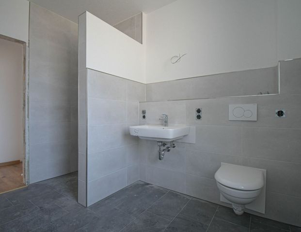 6635 - Stilvoll Wohnen im Neubau – Lichtdurchflutete 2,5-Zimmer-Wohnung mit Aufzug und Balkon - Foto 1