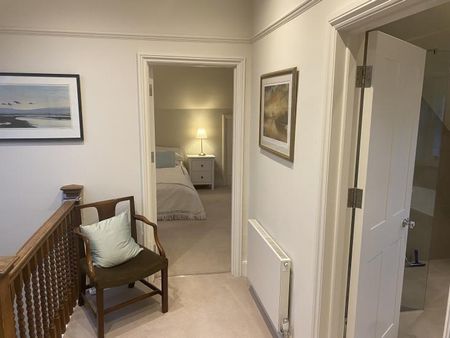 SPACIOUS DOUBLE BEDROOM WITH USE OF LARGE BATHROOM IN QUIET AND CONVENIENT LOCATION - Photo 2