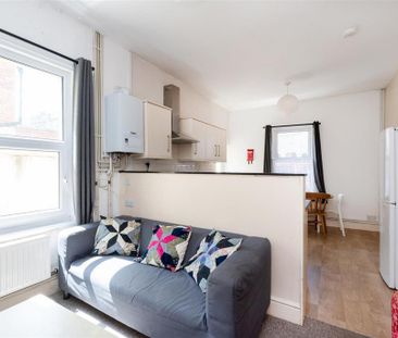 4 bedroom end of terrace house to rent - Photo 1