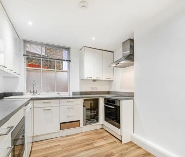 3 bedroom flat in London - Photo 3