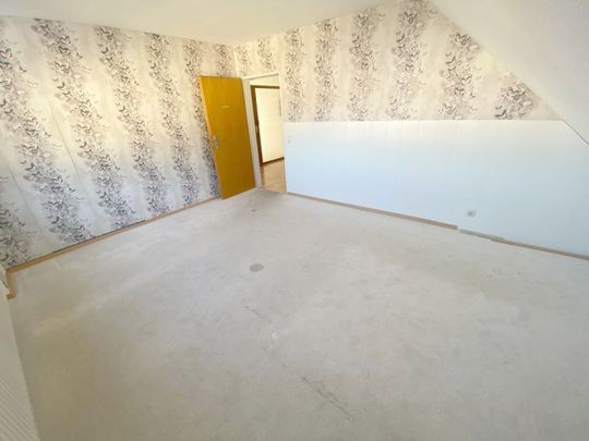 Großzügige 4-Zimmer-Dachgeschosswohnung mit Balkon, Tageslichtbad & Garage in Trier-Ehrang! - Photo 1