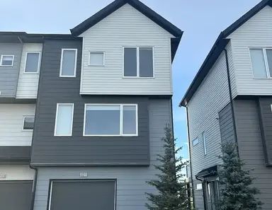 Beautiful 3 Bedroom Townhome Near Airport and Great Pondview | Calgary - Photo 1