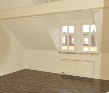 Geniale Dachgeschoss-Wohnung, zentrumsnah, mit Einbauküche und Balkon! - Photo 3