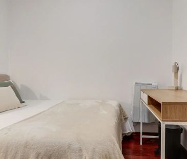 Room in a shared 10-bedroom apartment for rent in la Dreta de l'Eixample perfect for professionals. - Photo 4