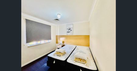 Beautifully Furnished 3 Bedroom, 2 Bathroom Modern Townhouse - Photo 5