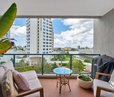 SPACIOUS APARTMENT WITH RIVER VIEW - Photo 3