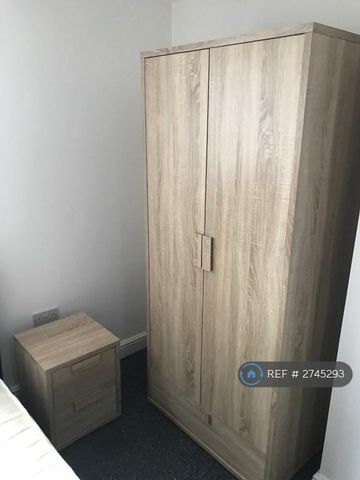 1 bedroom in a house share to rent - Photo 2