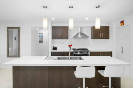 Spacious Family Airconditioned Home - Photo 3