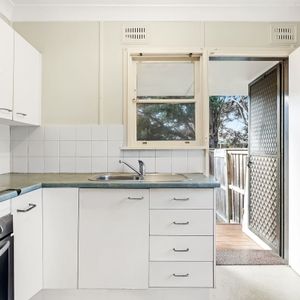 Villa style studio with car space - Photo 2